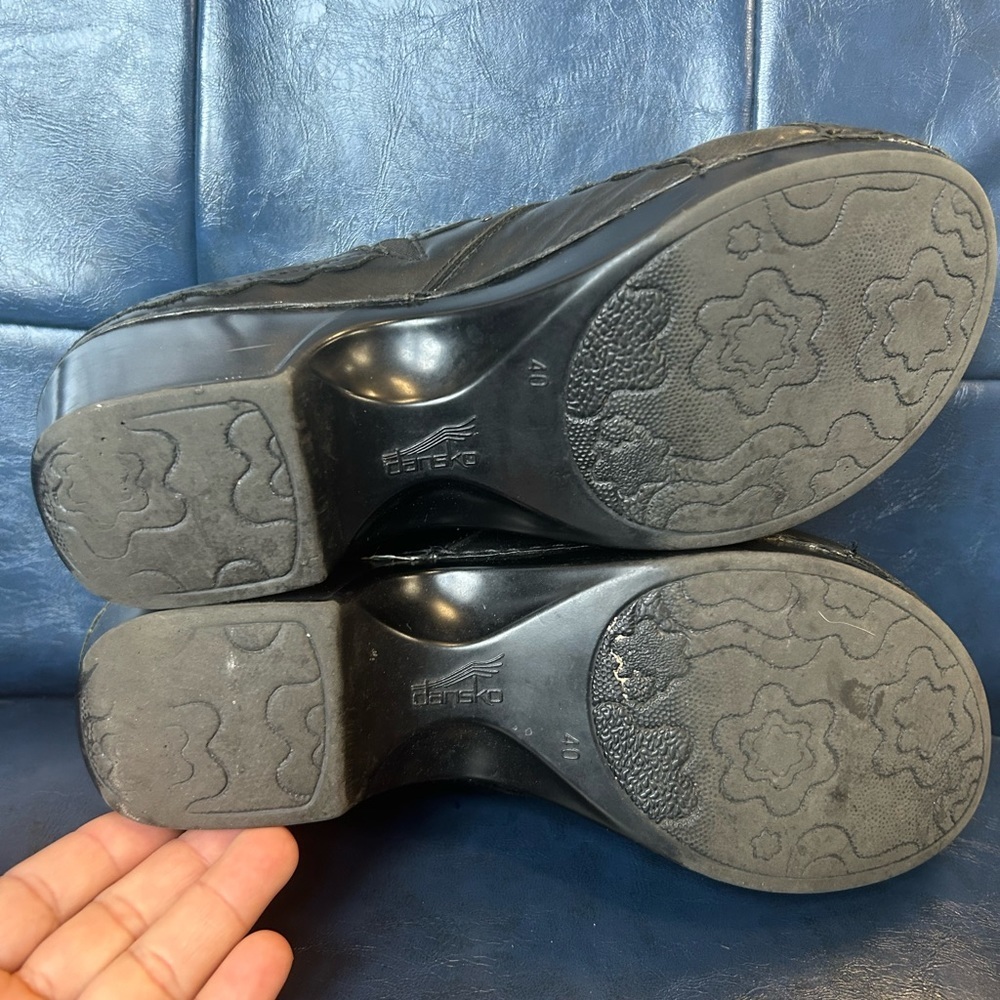 Dansko Black Embossed Clog Size 40 - image 6